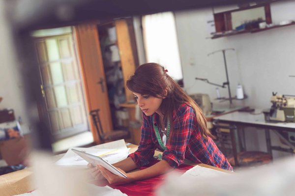 How to Design an Interactive and Educational Play Setup for Parakeets?